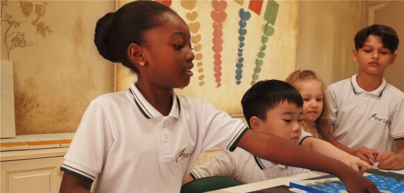 Alunos aprendendo em sala de aula na escola cristã de educação clássica For Life School