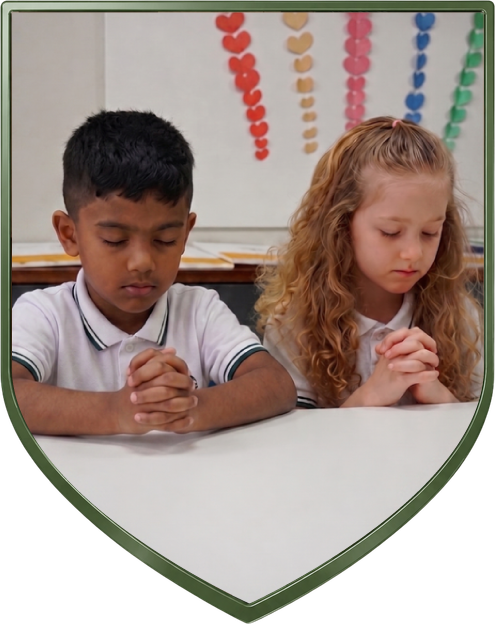 Criança lendo um livro Crônicas de Nárnia em Escola Cristã